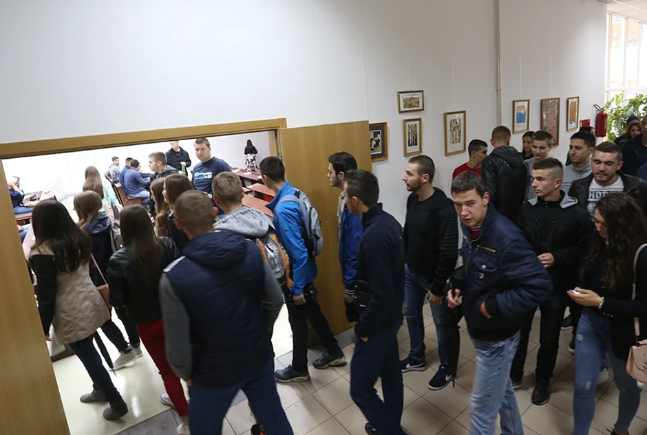 Više od hiljadu brucoša koji su konkurisali čeka da im se oslobodi neko mesto za smeštaj u studentskim domovima