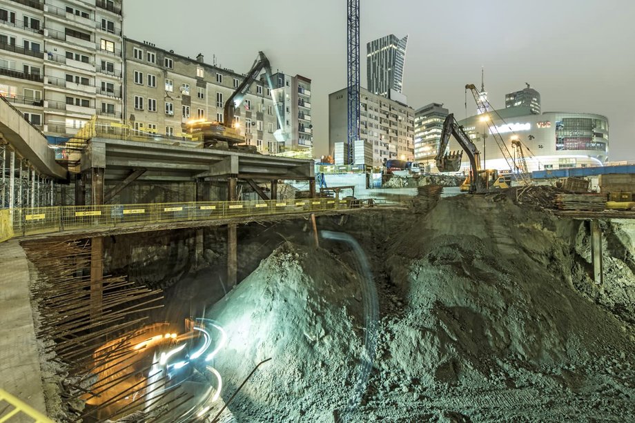 Na budowie Varso nie brakuje wyzwań inżynieryjnych i logistycznych. Wszelkie dostawy planowane są z wyprzedzeniem przy użyciu specjalistycznego oprogramowania, które pozwala skoordynować płynny ruch ciężarówek obsługujących budowę.