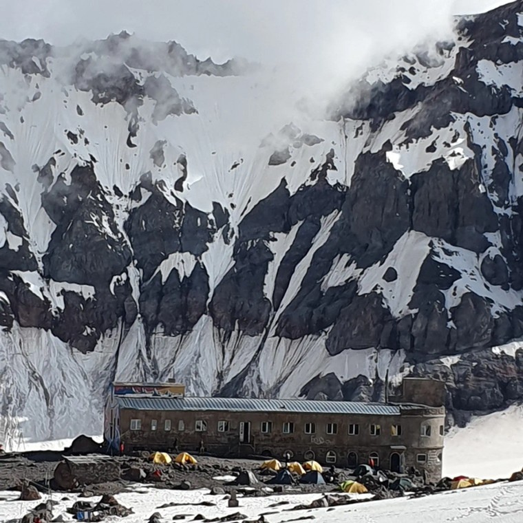 Dawna stacja meteo na ok. 3600 m n.p.m, baza wypadowa na Kazbek