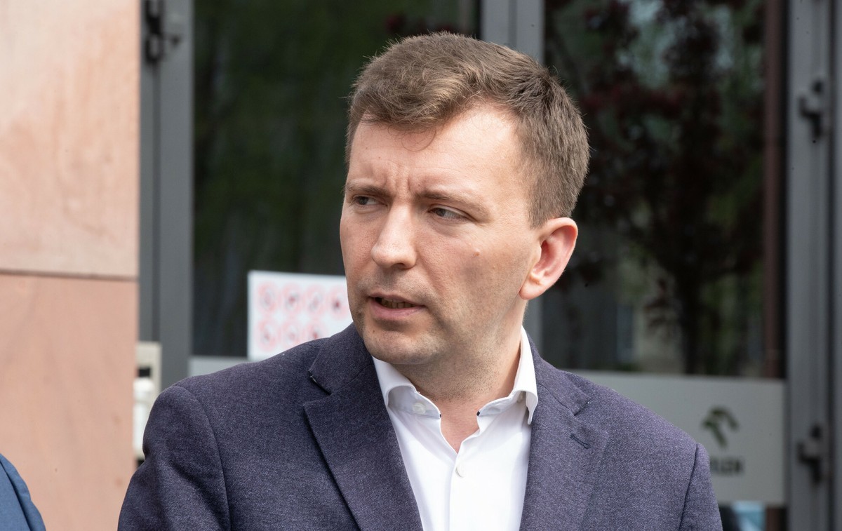 Konferencja pos?ów PiS przed siedzib? Orlenu