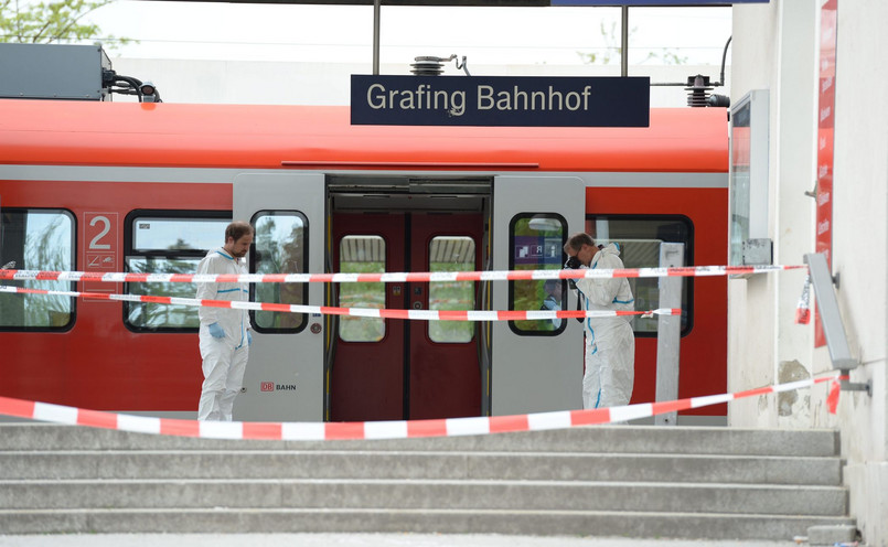 Młody, wcześniej nienotowany przez policję Niemiec we wtorek ok. godz. 5 zaatakował nożem pasażerów oczekujących na pociąg na stacji szybkiej kolei miejskiej (S-Bahn) w Grafing na południowy wschód od Monachium. Zranił cztery osoby, z których jedna zmarła później w szpitalu w wyniku doznanych obrażeń. Policjanci obezwładnili i zatrzymali napastnika.