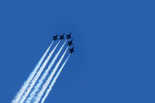 Nikt nie kontroluje akrobacji lotniczych nad domami