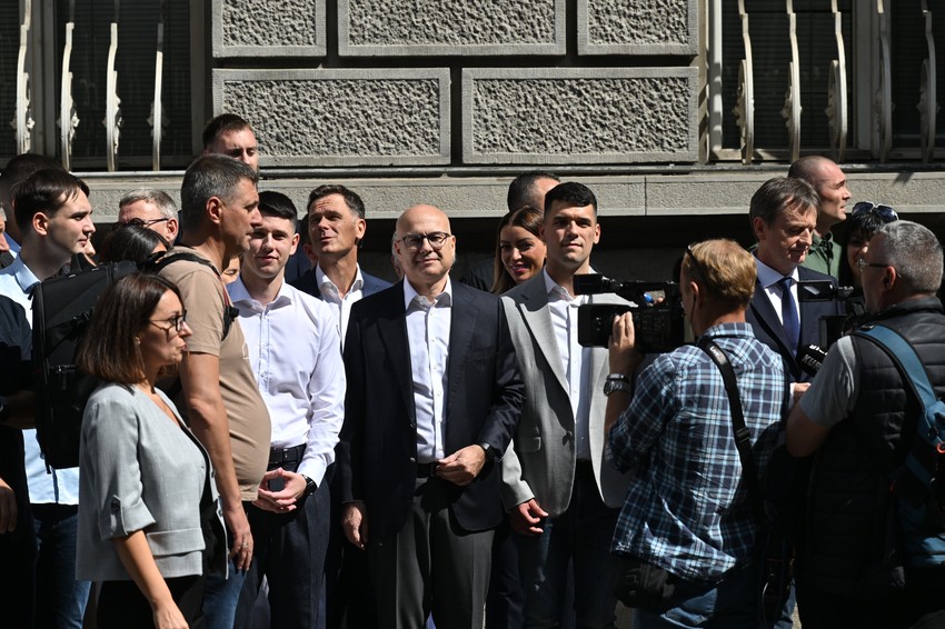 Predavanje izborne liste SNS