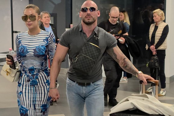 TEA TAIROVIĆ KAO LARA KROFT, NAPUCANI MUŽ JE NE PUŠTA Pevačica na aerodromu u haljini pripijenoj uz telo, a na licu ni trunka šminke (Video)