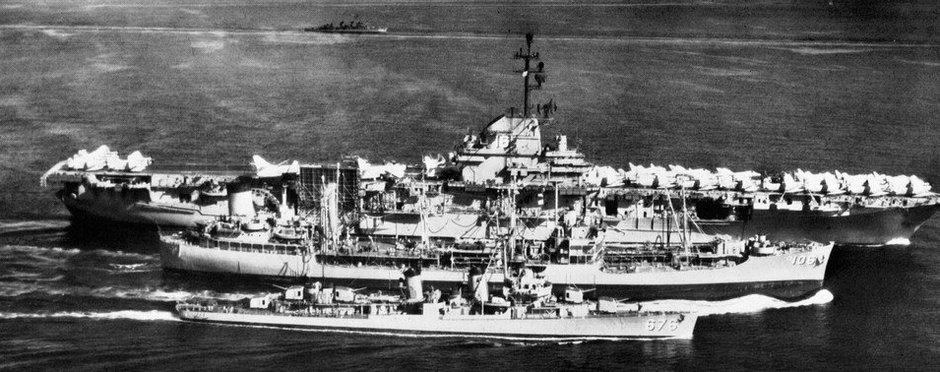 Amerykański lotniskowiec USS Lexington (na górze) ze statkiem zaopatrzeniowym i USS Marshall (na dole) u wybrzeży Tajwanu podczas kryzysu