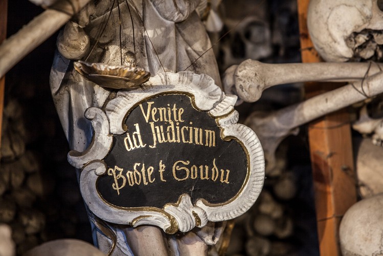 NIEZWYKŁA KAPLICA CZASZEK W CZERMNEJ