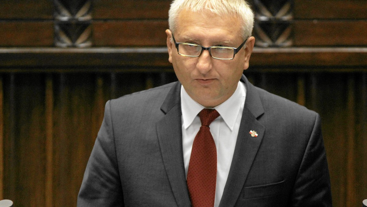 Poseł Stanisław Pięta (PiS) oczekuje, że ci ukraińscy studenci, którzy sfotografowali się z flagą UPA (odpowiedzialnej za wymordowanie ok. 100 tys. Polaków na Kresach), zostaną wyrzucenie z polskiej uczelni. "Incydent godny pożałowania" i "akt antypolonizmu" — ocenia poseł w piśmie do minister Teresy Piotrowskiej (PO). Studenci przeprosili zapewniając, że nie są "faszystami". Postępowanie wobec nich się toczy.