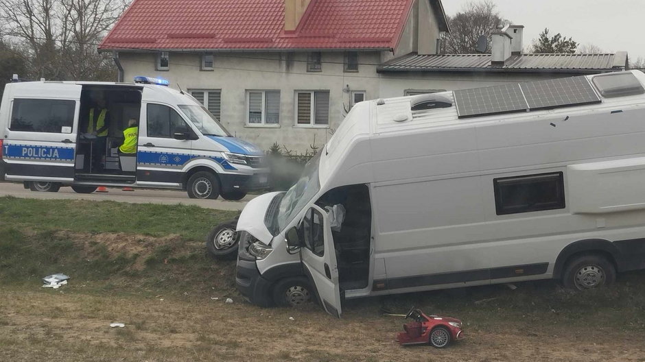 Małdyty. 27-latek zjechał na chodnik i potrącił rodzinę. 5-latek w szpitalu [ZDJĘCIA]