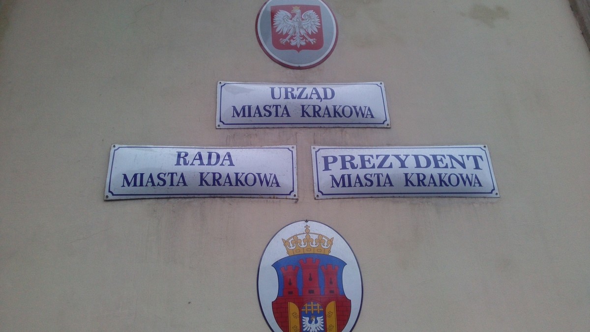 Radni Krakowa przyjęli rezolucję ws. Trybunału Konstytucyjnego. Dokument skierowany do prezydenta Andrzeja Dudy oraz parlamentarzystów. Za przyjęciem pisma głosowali radni Platformy Obywatelskiej i "Przyjaznego Krakowa" (23 głosy). Przeciw byli radni Prawa i Sprawiedliwości (19 głosów).