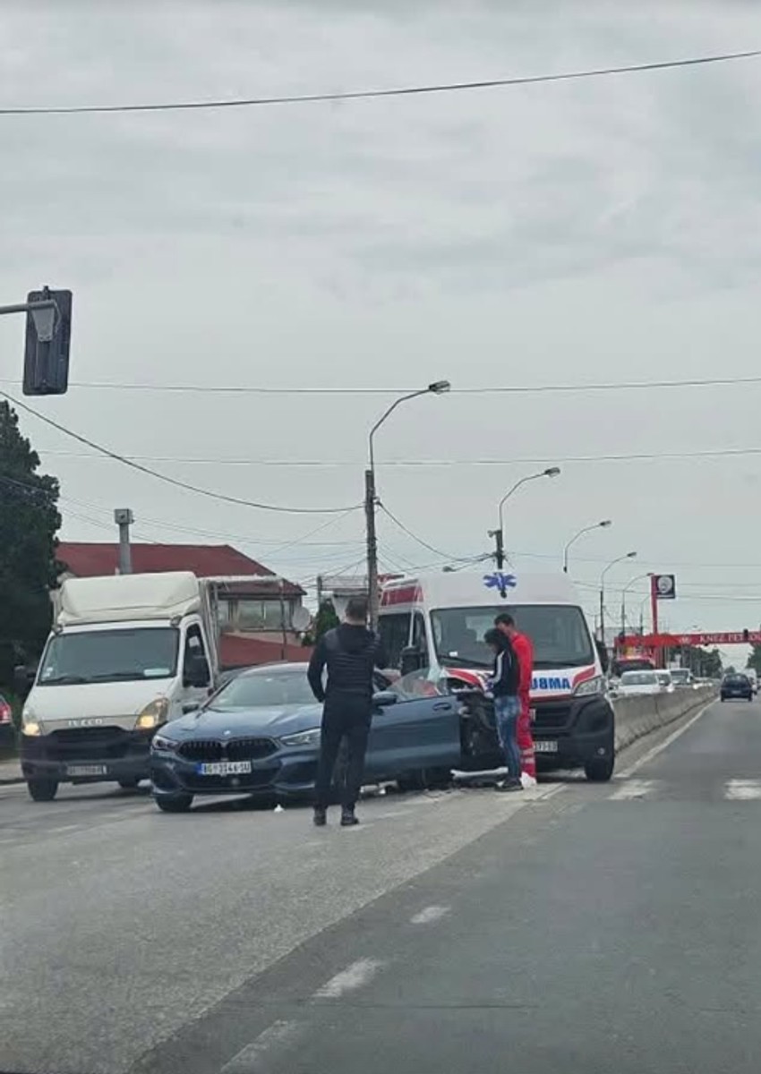 Vozilo Hitne pomoći se zakucalo u BMW