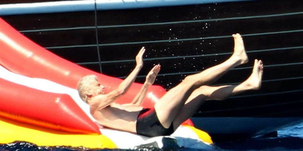 Arsene Wenger na urlopie zjeżdza ze zjeżdzalni