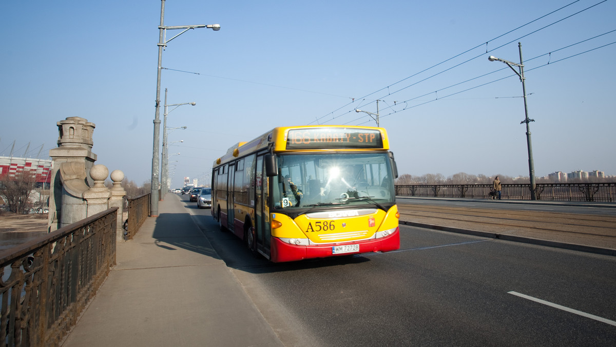 Zawieszone linie, zmiany w rozkładach, ograniczona częstotliwość jazdy, ale też dodatkowe kursy. W ciągu najbliższych dwóch tygodni, w związku z okresem świąteczno-sylwestrowym, szykuje się sporo zmian w kursowaniu stołecznej komunikacji miejskiej. Podpowiadamy, jak będą jeździć autobusy, tramwaje, pociągi i metro.