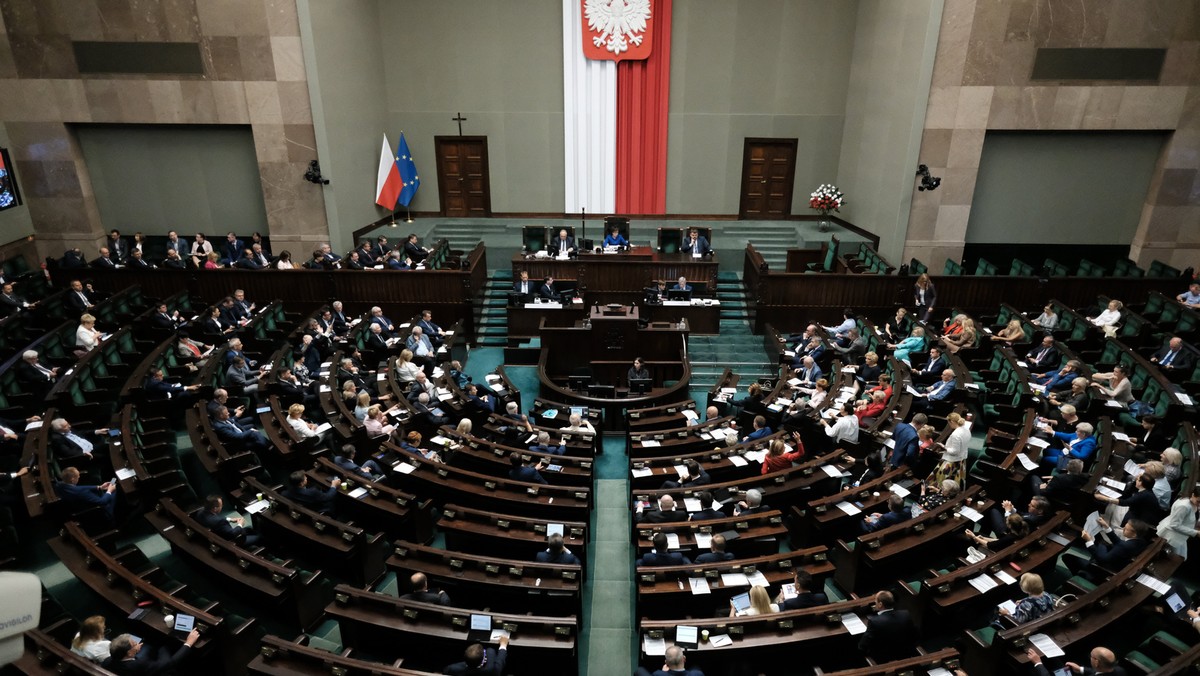 W szeregach parlamentarzystów PiS rośnie bunt przeciwko "niskim zarobkom" i złość za intratne posady dla kolegów i ich rodzin - pisze "Gazeta Wyborcza". Według niej wicemarszałek Sejmu Ryszard Terlecki sonduje opozycję, czy pomogłaby odrzucić senackie weto do ustawy ws. podwyżek pensji.