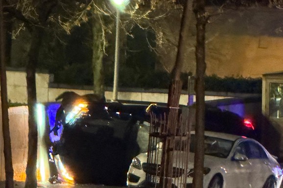 SUDARIO SE SA MERCEDESOM, PA SE ZAKUCAO U OGRADU I ZAVRŠIO NA BOKU! Teška nesreća na Dedinju: Policija na licu mesta (FOTO, VIDEO)