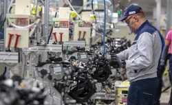 Toyota inwestuje miliardy w fabryki, Polska potentatem w produkcji hybryd