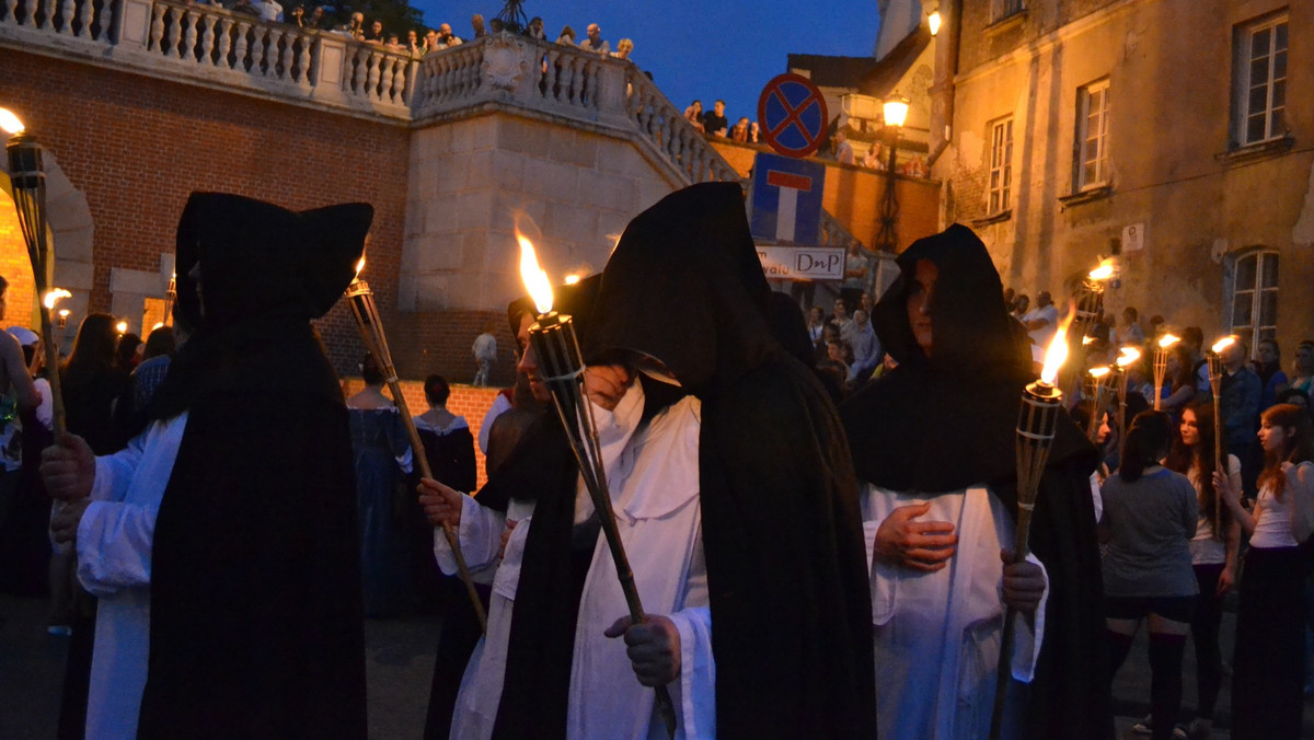 W piątek ulicami miasta przejdzie pochód, który odtworzy historyczną procesję sprzed 298 lat. To właśnie wtedy na Podzmaczu rozpoczął się pożar, który zagrażał całemu miastu. Według przekazów Lublin uratowała procesja dominikańska niosąca relikwie Drzewa Krzyża Świętego. Wydarzenie zostało uwiecznione na XVIII-wiecznym obrazie wiszącym w Bazylice oo. Dominikanów w Lublinie.