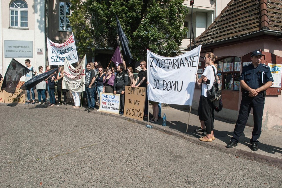 Dwie manifestacje pod porodówką w Gdańsku. "Zygotarianie do domu" kontra "tu zabija się nienarodzone dzieci"