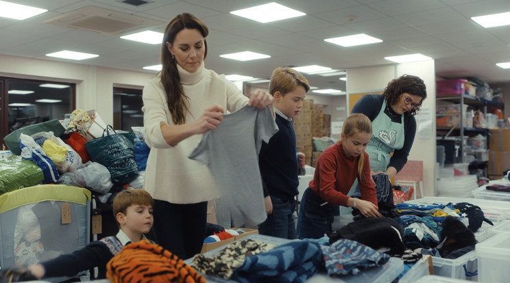 Katalin walesi hercegnő és három gyermeke felgyűri az ingujját, hogy karácsonyi ajándékcsomagokat készítsen a szegénységben élő családoknak / Fotó: Profimedia