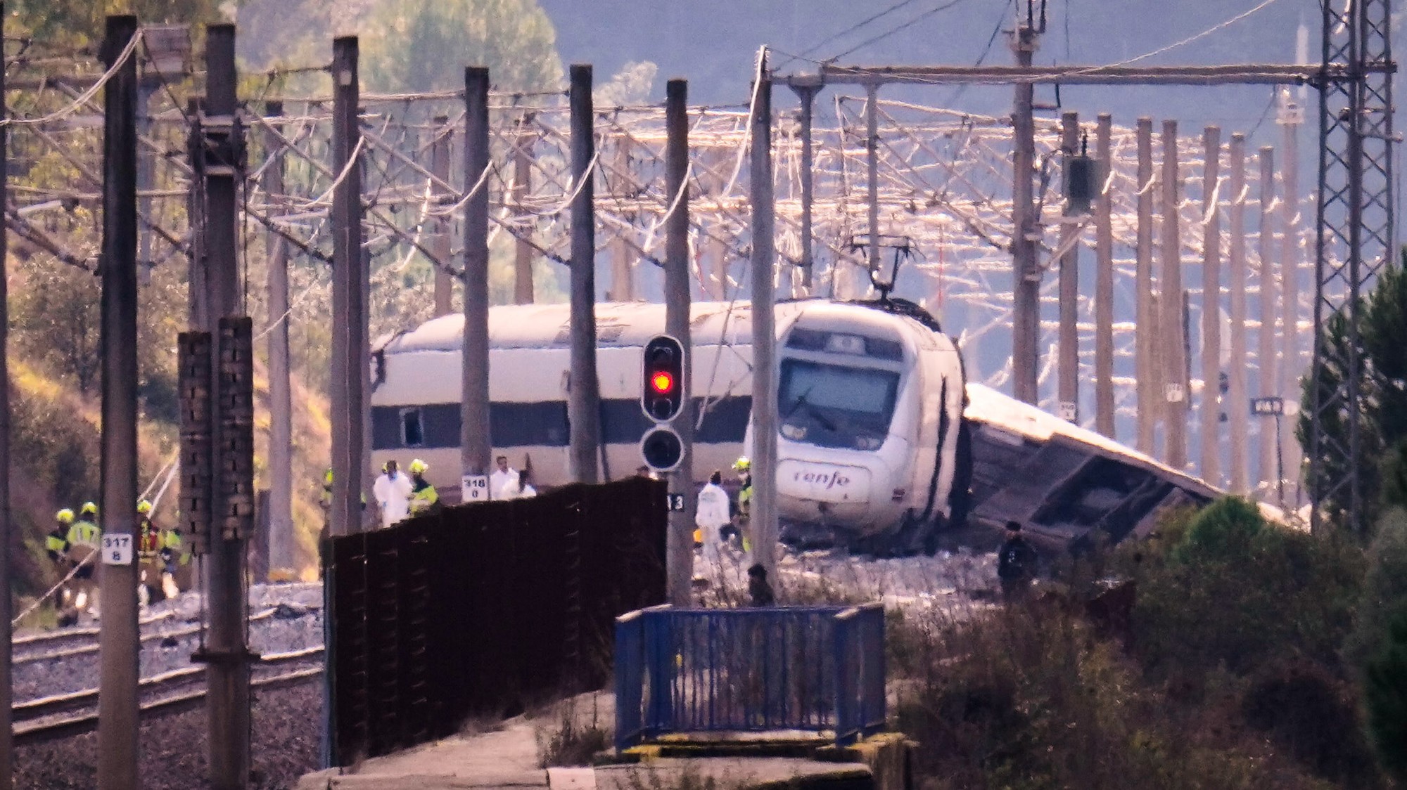 Tragická nehoda vlakov v Španielsku si vyžiadala 40 obetí. 