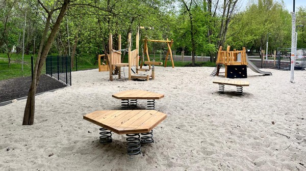 Plac zabaw dla małych dzieci jest już prawie gotowy