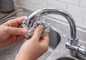 Čišćenje slavine aluminijumskom folijom