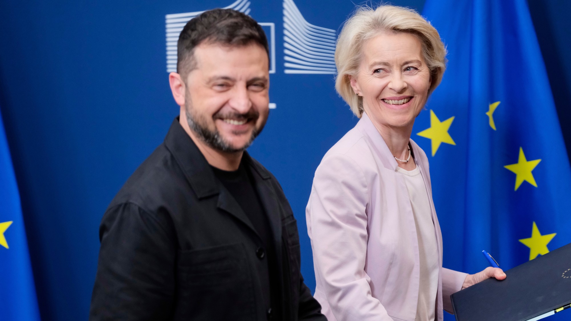 Predsedníčka Európskej komisie Ursula von der Leyenová a ukrajinský prezident Volodymyr Zelenskyj.