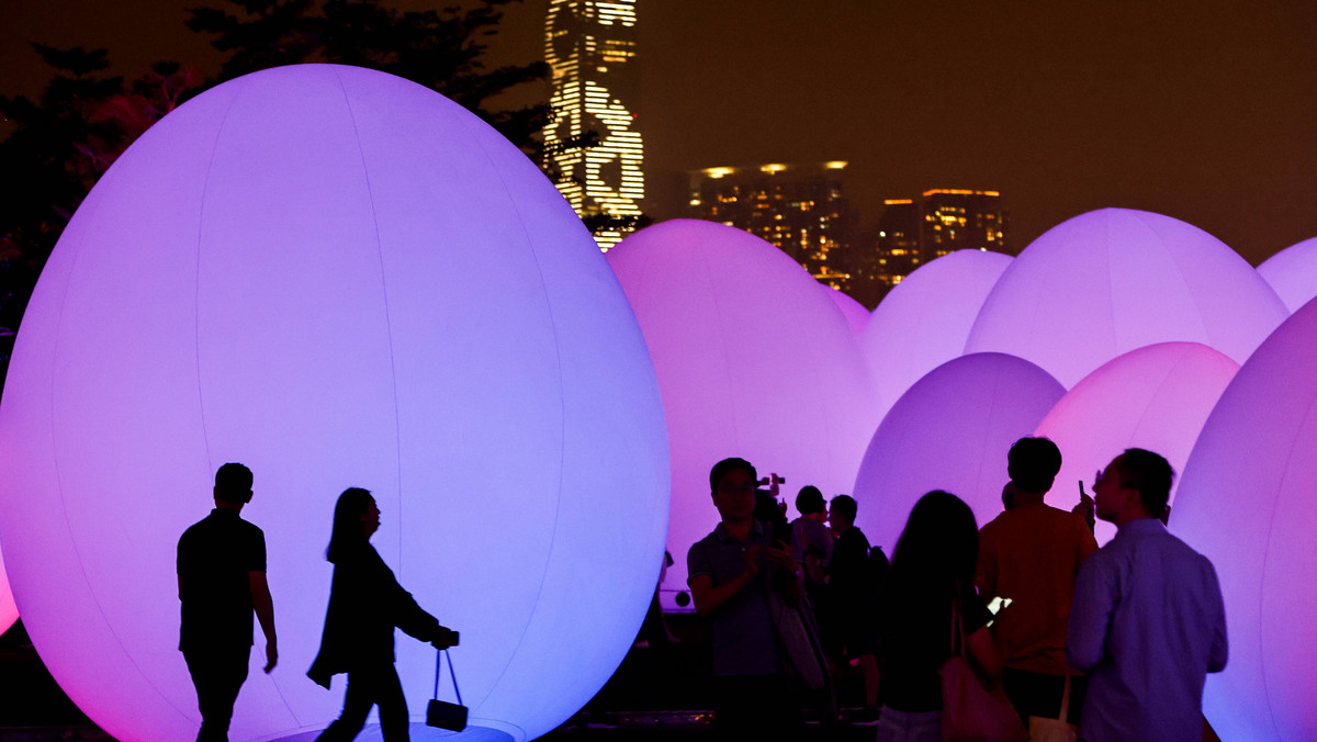 Świetlne "jajka" zdobią Hongkong. Spektakl światła i dźwięku