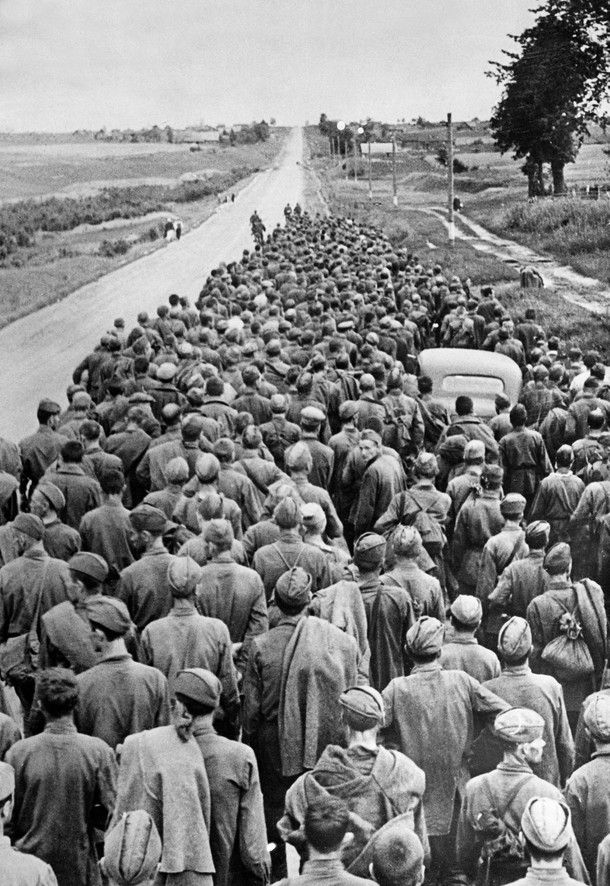 Radzieccy jeńcy wojenni pod Smoleńskiem, 1941 r.