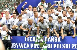 Piłkarze Lechii zmienili fryzury. Ogolili głowy niemalże "na zero" [FOTO]