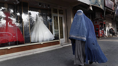 Talibowie nadal "reformują" Afganistan. Zakaz podróżowania kobiet bez asysty mężczyzn