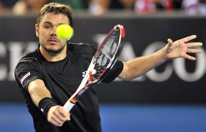 Tenisista Stanislas Wawrinka pomacał pierś liniowej. Wideo