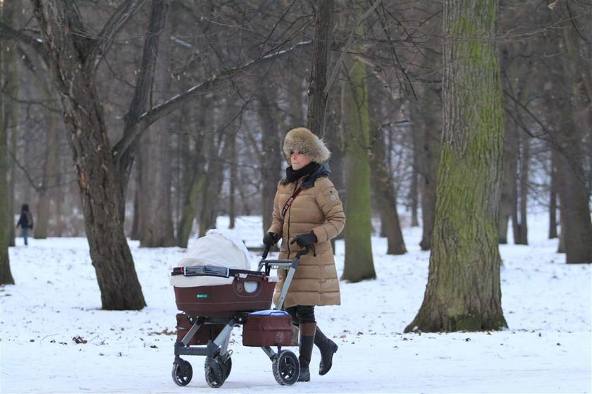Anna Mucha na spacerze w parku