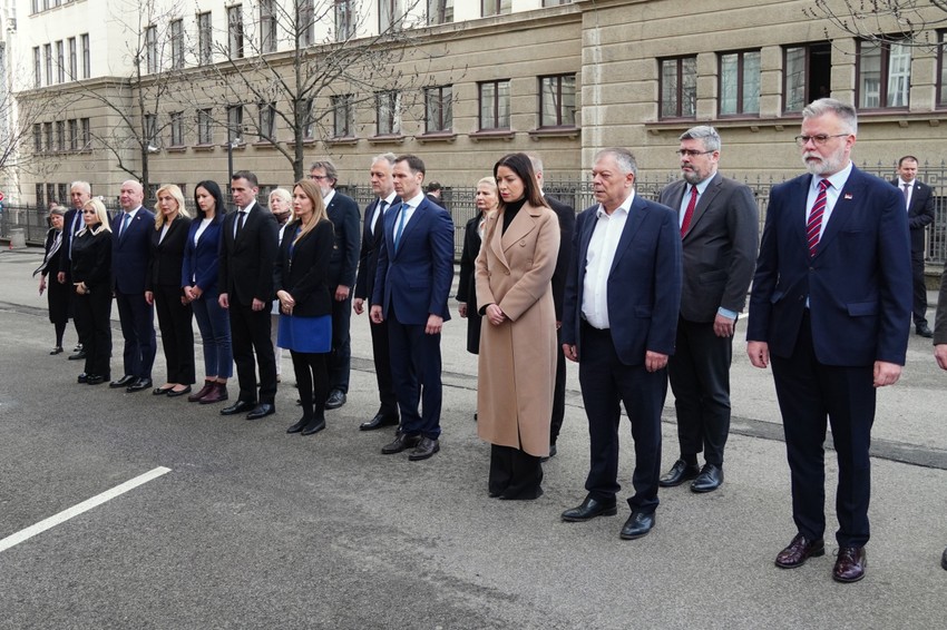 Premijer Miloš Vučević i ministri Vlade Srbije položili venac na mestu na kom je izvršen atentat na premijera Zorana Đinđića
