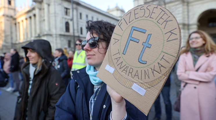 Tanárok, szülők, szimpatizánsok tüntetnek a Kossuth téren / Fotó: Zsolnai Péter