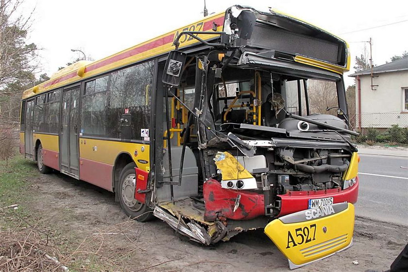 Groźny wypadek w Wesołej. Autobus komunikacji miejskiej staranował drzewo. Cztery osoby są ranne