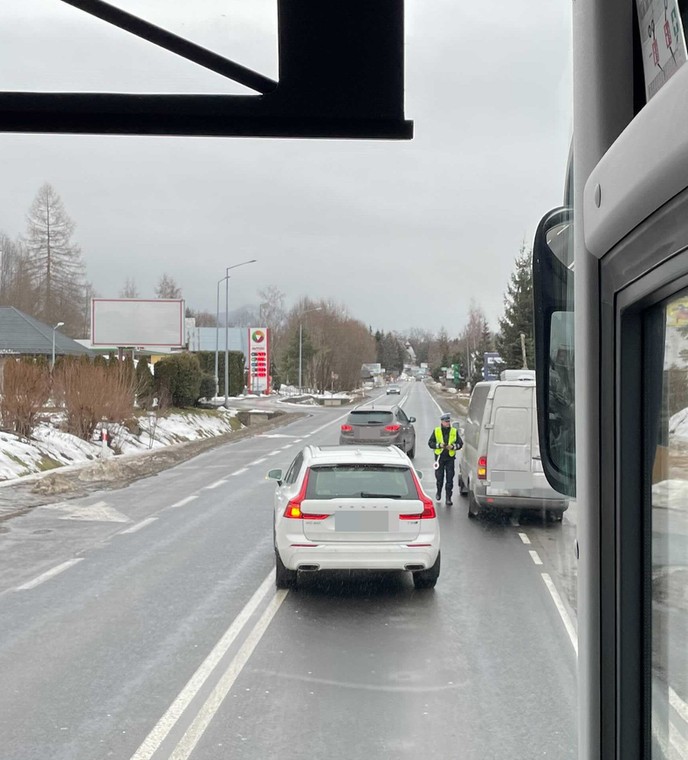 Policjanci kontrolują wyrywkowo samochody