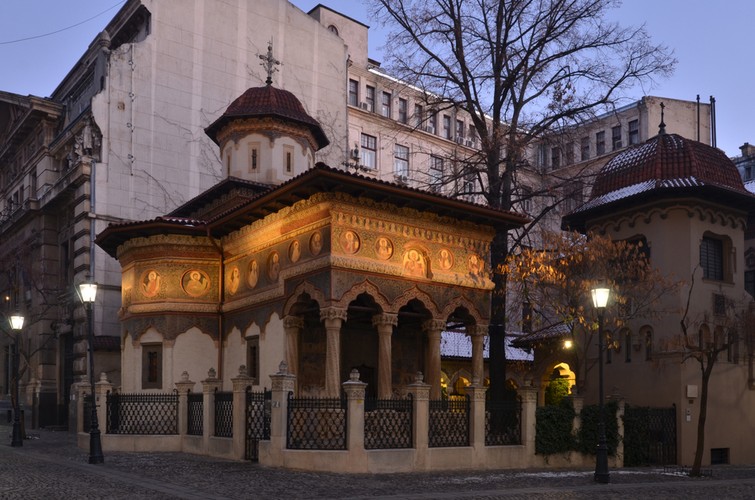 <strong>Cerkwie ukryte wśród bloków</strong>
<br></br>
Cerkwie ukryte wśród bloków – czegoś takiego nie zobaczymy w żadnym mieście postkomunistycznym. Spacerując Bukaresztem warto zwracać uwagę na bloki oraz to, w jaki sposób zasłaniają świątynie. 
<br></br>
Nicolae Ceaușescu nie lubił, wręcz nienawidził kościoły. W ramach tzw. systematyzacji miast zburzył niezliczoną ilość cerkiew. Te zaś, które ocalały zostały zasłonięte blokami wybudowanymi przed nimi lub dookoła nich. Jeżeli architekci nie mogli zbudować budynek w pobliżu cerkwi, świątynie przenoszono i osadzano w mniej widocznych zakątkach miasta.