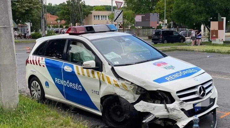 Gázoláshoz siető szirénázó rendőrautó elé kanyarodott egy Dacia Miskolcon / Fotó: Balesetinfo.hu