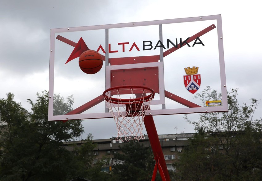 Alta banka donirala opremanje košarkaškog terena na Novom Beogradu