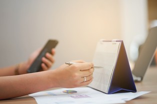 Dzień wolny od pracy za 1 listopada 2025. Komu przysługuje? Oto zasady odbioru wolnego za święto w sobotę