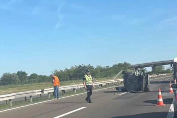 AUTOMOBIL PROBIO OGRADU I ODLETEO U KONTRA SMER Teška nesreća kod Velike Plane: Na terenu policija (FOTO)