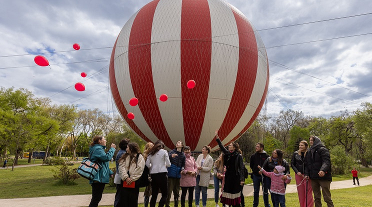 Betegséget elengedő ballonozással búcsúznak a kórháztól hosszan gyógyuló gyermekek / Fotó: Mohai Balázs / Liget Budapest Projekt