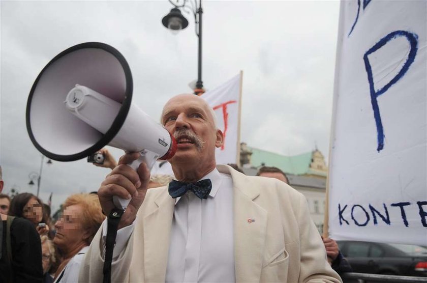 Janusz Korwin-Mikke publicznie przekonywał, by nie rozpamiętywać klęsk takich jak Powstanie Warszawskie. Pod Kolumną Zygmunta zachęcał do świętowania rocznic zwycięstw. Przekonywał tak gorąco, że przybyła policja.