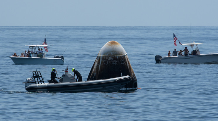 Amerikai űrkutatás-kiemelik a vízből a SpaceX amerikai űrkutatási magánvállalat Crew Drago  személyszállító űrkapszuláját / Fotó: MTI/EPA/NASA/Bill Ingalls