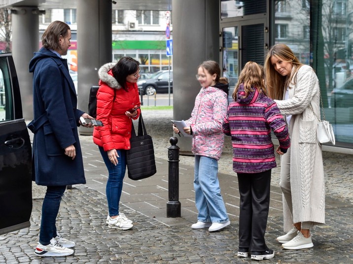 Małgorzata Rozenek-Majdan i Radosław Majdan rozdają autografy przed studiem "Dzień dobry TVN".