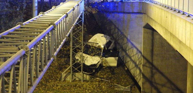 Samochód marki Audi uderzył spadł z wiaduktu tuż przy trasie S8, a kierująca oddaliła się z miejsca zdarzenia w nieznanym kierunku