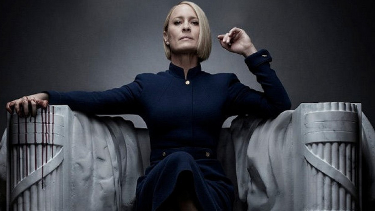 Na barkach Claire Underwood złożono nie lada ciężar: nie dość, że jako pani prezydent Stanów Zjednoczonych jest odpowiedzialna za losy swojego kraju (i świata), to jeszcze ma za zadanie zatrzymać uwagę widza po śmierci swojego charyzmatycznego męża, Francisa. Udaje jej się połowicznie, ale to nie do końca jej wina - szósty i ostatni sezon "House of Cards", który będzie można obejrzeć na Netfliksie 2 listopada, nadal jest głównie opowieścią o Franku.