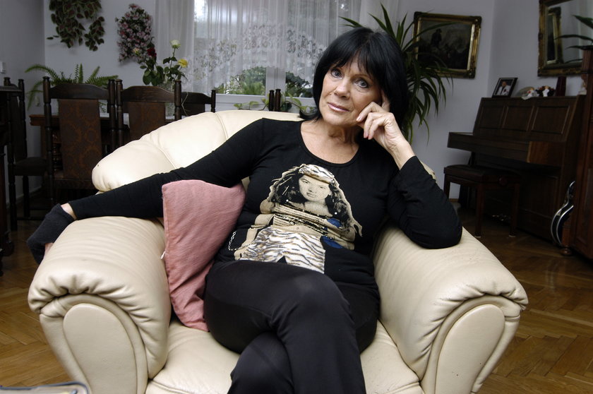Izabela Skrybant-Dziewiątkowska w czerni w fotelu