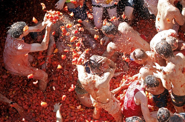 Tomatina. Doroczna wielka bitwa na pomidory w Bunol w Hiszpanii