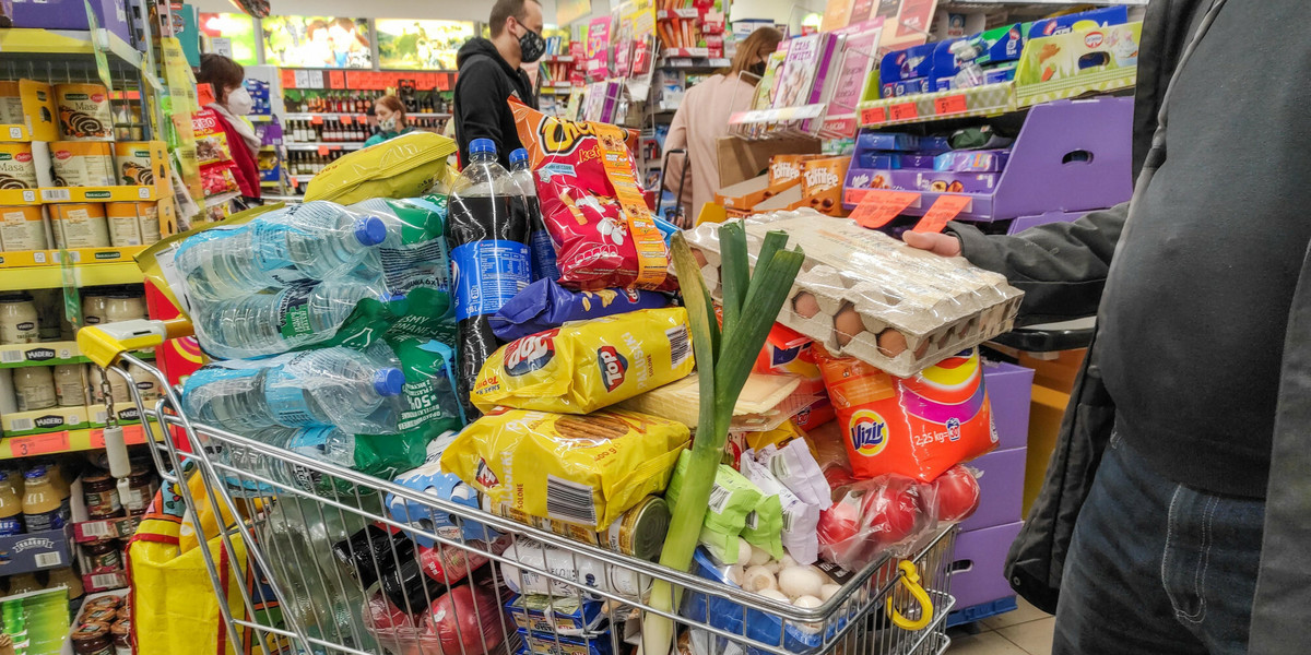 Inflacja nie przeszkadza sieciom handlowym w ostrej walce na ceny. W porównaniu z ubiegłym rokiem koszyk zakupowy jest w supermarketach znacznie tańszy.